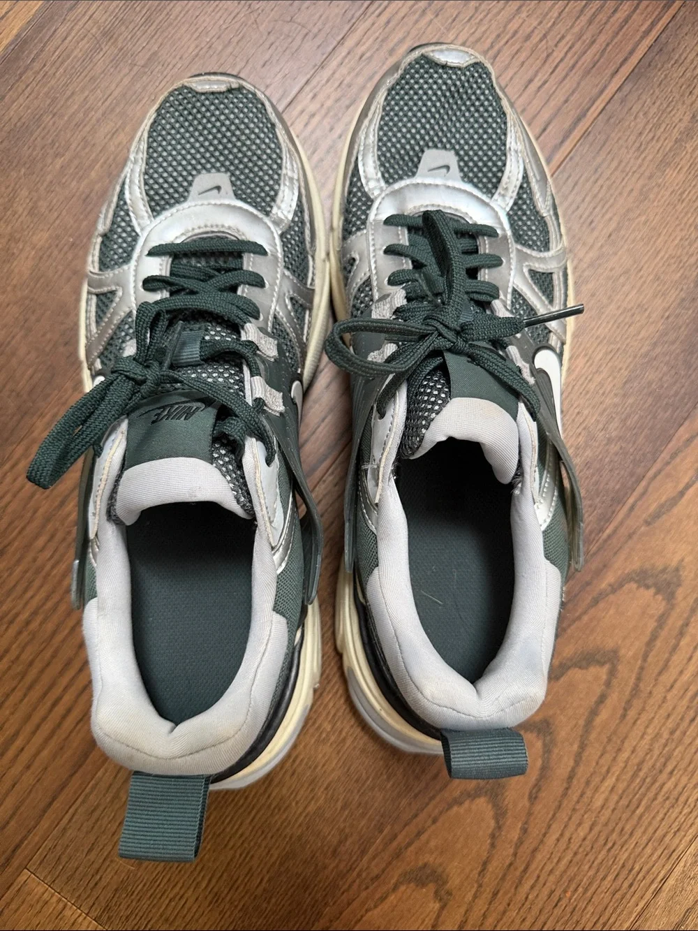 Nike Men's Dark Green and Light Gray Athletic Sneakers